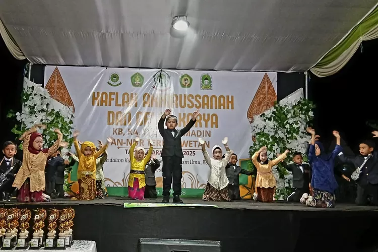Acara Haflah Akhirussanah dan Gelar Karya Keluarga Besar KB, RA, TPQ, dan MADIN sukses diselenggarakan Sabtumalam (21/6/2025). Pada acara itu, siswa-siswi menampilkan bakat terbaiknya. 