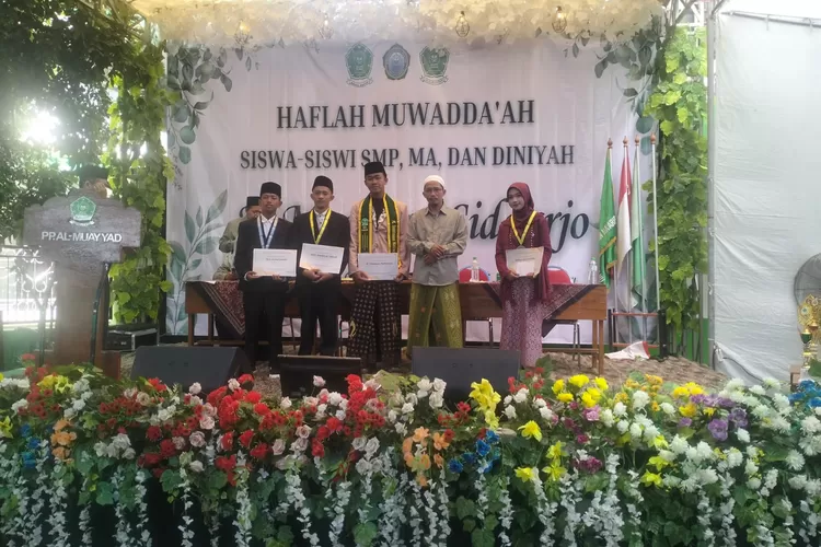 Haflah Muwadda'ah siswa-siswi SMP, MA dan Diniyah Al Muayyad Sidoarjo digelar di pondok pesantren Al Muayyad Desa Ketegan kecamatan Tanggulangin, Sidoarjo pada Sabtu, 28 Juni 2025. 