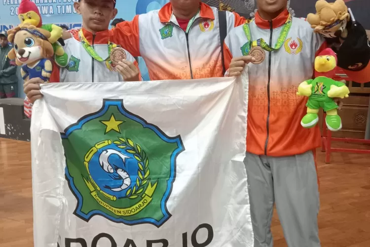 Atlet barongsai SMK Krian 1 Sidoarjo atas nama Dimas Arrasak Putra berhasil meraih Juara 3 dalam kategori halang rintang 