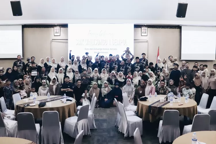 Keluarga besar SMK Walisongo 1 Gempol menggelar kegiatan Family Gathering 