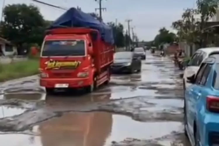 Perbaikan jalan di wilayah Gebang dan Pabuaran Kabupaten Cirebon, mengeluarkan anggaran sebesar Rp10 Miliar.