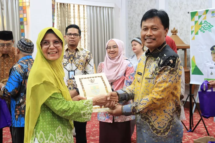 Wali Kota Cirebon Effendi Edo Serahkan SK Pensiun  &nbsp;