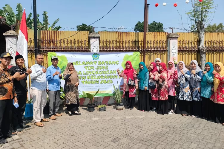 Warga Dusun Gempol Sampurno RT 05 RW 04 turut berpartisipasi dalam kegiatan Lomba Lingkungan Antar RT se Kelurahan Porong, Kecamatan Porong.