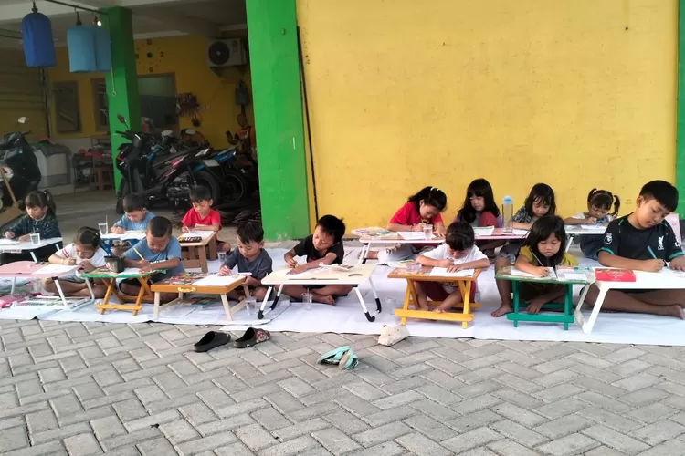 Menyambut HUT RI ke-88 tahun, warga Perumahan Pesona Sari Residen Flower RT 08 RW 01 Desa Kebonsari, Kecamatan Candi, Sidoarjo, menggelar lomba mewarnai bagi anak-anak, Sabtu (19/7).