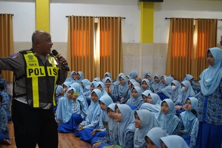 Satuan Unit Lalu Lintas Polresta Sidoarjo Turun Langsung ke Sekolah-Sekolah: Sosialisasi Tertib Berlalu-lintas bagi Pelajar