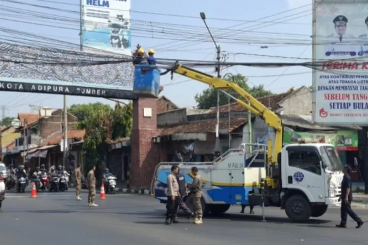 Kabel Telekomunikasi Yang Semrawut ditertibkan oleh pemkab Cirebon  &nbsp;