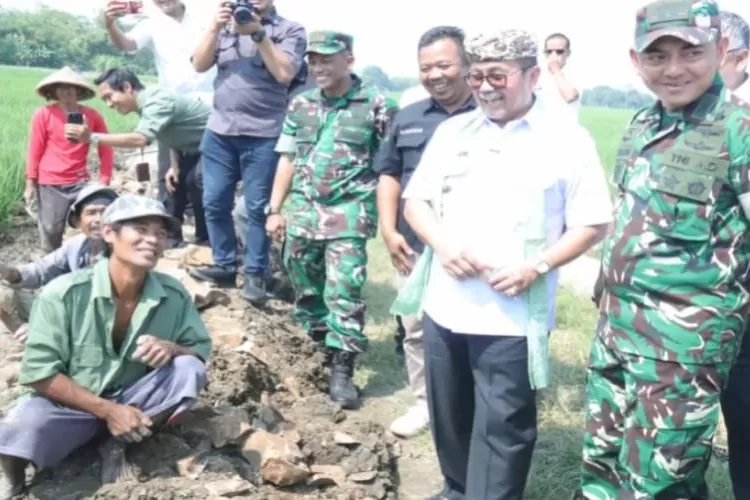 Bupati Cirebon, Imron Rosyadi, yang hadir dalam pembukaan TMMD  &nbsp;