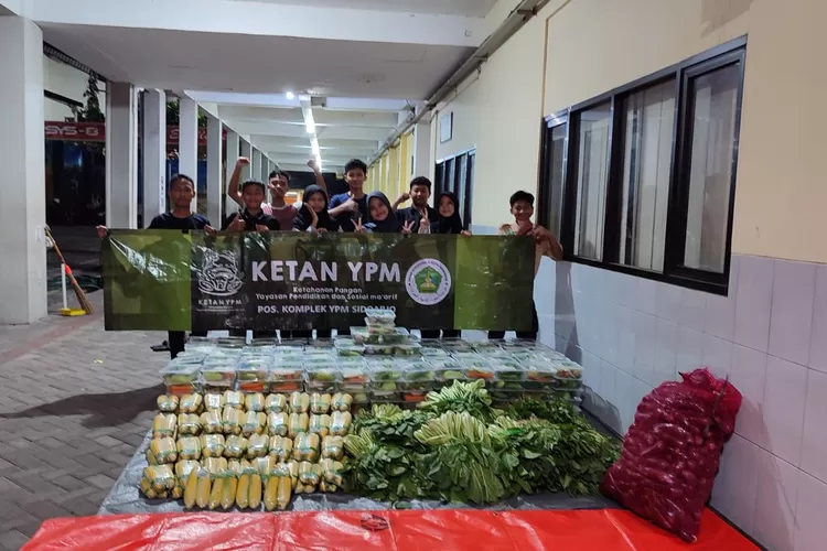 Wujudkan ketahanan pangan, YPM membagikan paket sayur gratis. 