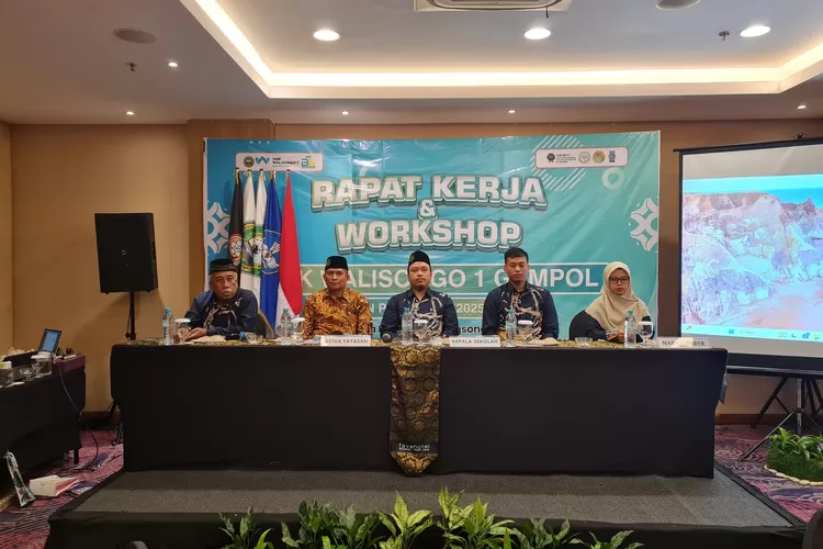 SMK Walisongo  1 Gempol mengadakan rapat kerja dan workshop pemanfaatan AI. 