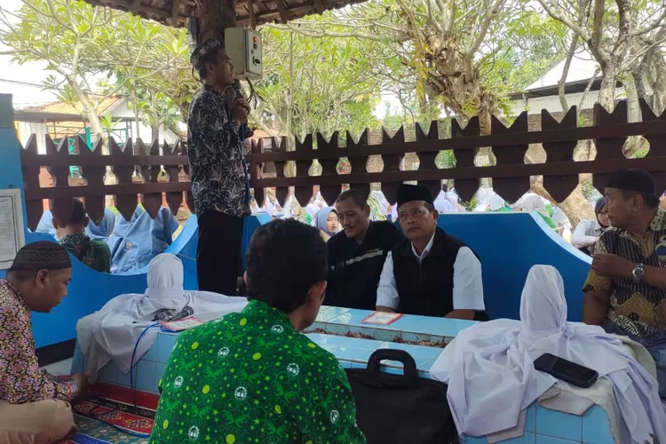 Keluarga besar MTs dan MA Hasyim Asy&rsquo;ari bersama SMK Yahari Sidoarjo menggelar Haul KH Hasyim Kholil. 