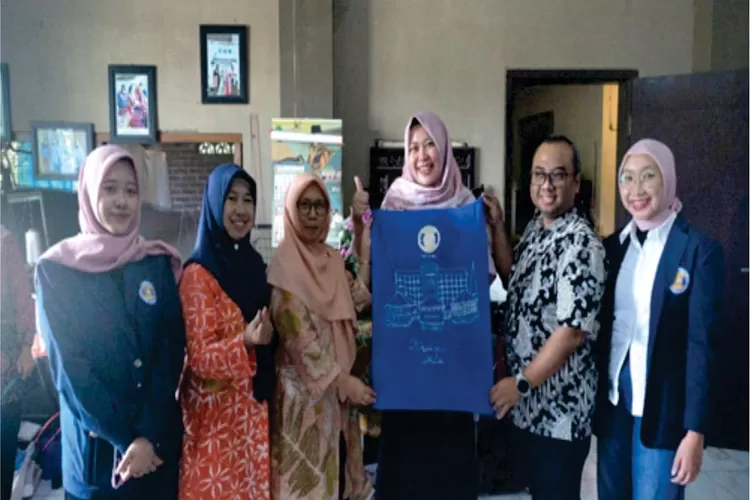 STIESIA menggelar Pelatihan dan Pendampingan Desain Inovasi Produk untuk Peningkatan Daya Saing UMKM Batik Kreasi Nila di Sidoarjo.