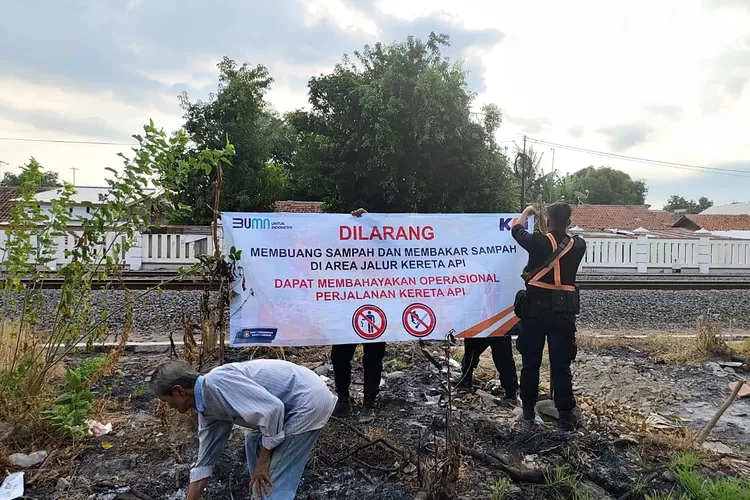 KAI Daop 3 Cirebon, mengingatkan masyarakat agar tidak membuang atau membakar sampah di sepanjang jalur rel kereta api