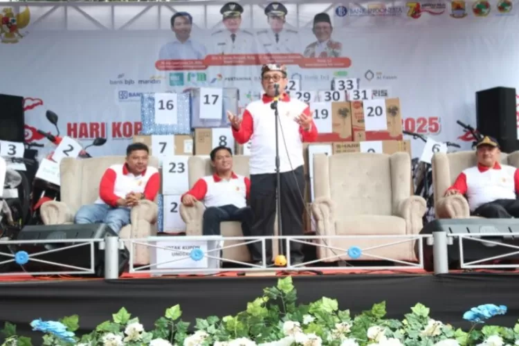 Bupati Imron saat memberikan sambutan peringatan Hari Koperasi Nasional 2025