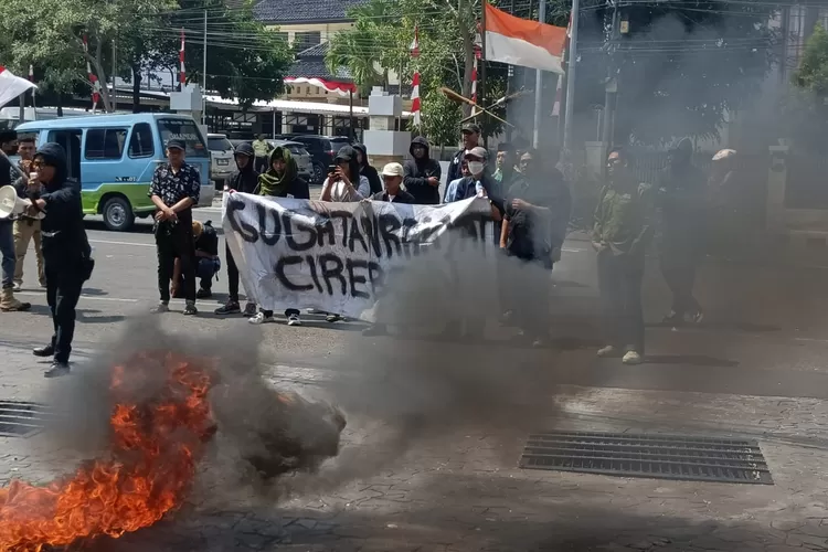 Puluhan warga Kelurahan Argasunya menggelar aksi unjuk rasa di depan Kantor Wali Kota Cirebon.