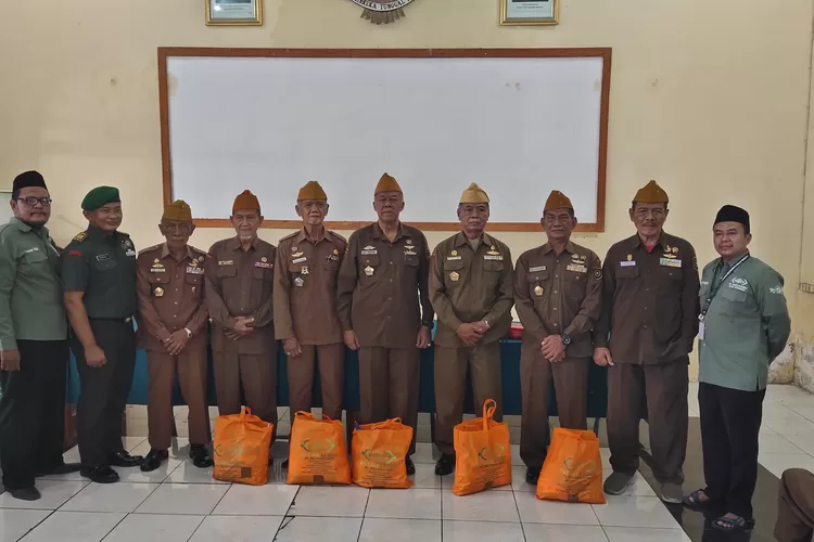 Lembaga Amil Zakat, Infaq dan Shadaqah Nahdlatul Ulama Pengurus Cabang Sidoarjo memberikan taliasih pada 20 veteran dalam rangka HUT RI.