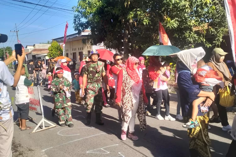 Ribuan warga Desa Sidomulyo, Kecamatan Buduran, antusias mengikuti Karnaval Nusantara dalam rangka memperingati HUT ke-80 Republik Indonesia, pada Sabtu (17/8/2025). 