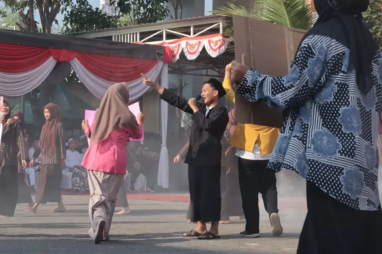 Dalam rangka menyemarakkan peringatan Hari Kemerdekaan Republik Indonesia ke-80, SMA Wachid Hasyim 2 Taman menampilkan sebuah pertunjukan drama kolosal monolog bertajuk Merdeka Sepanjang Masa. 