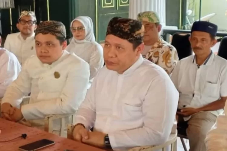 Pangeran Raja Goemelar Soeryadiningrat, melestarikan tradisi curak uang saat Rebo Wekasan  &nbsp;