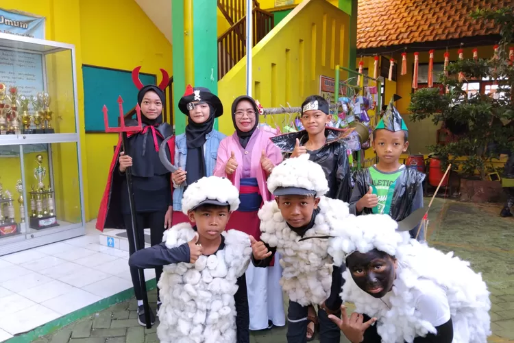 SD Negeri Kedungpeluk 1 menggelar kegiatan karnaval kemerdekaan yang berlangsung meriah dan penuh semangat, Kamis (21/8/2025).