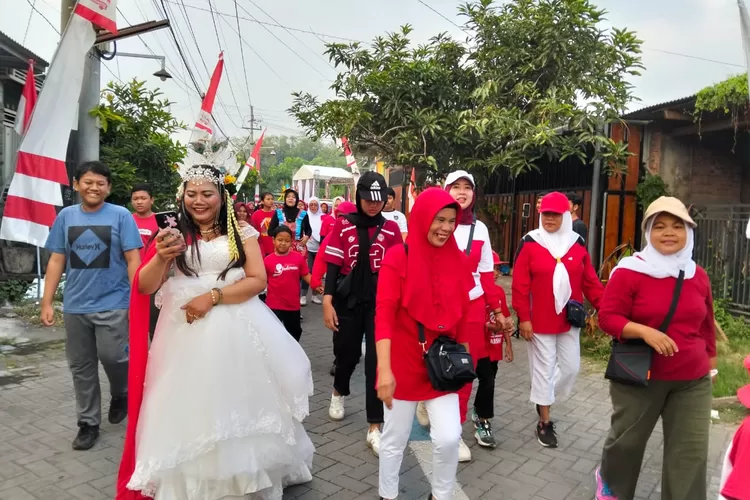 Ratusan warga Perumahan Pesona Sari Residen, Kecamatan Candi, Sidoarjo, tumpah ruah mengikuti jalan sehat dalam rangka puncak peringatan Hari Ulang Tahun ke-80 Kemerdekaan Republik Indonesia, pada Minggu pagi (24/8/2025).