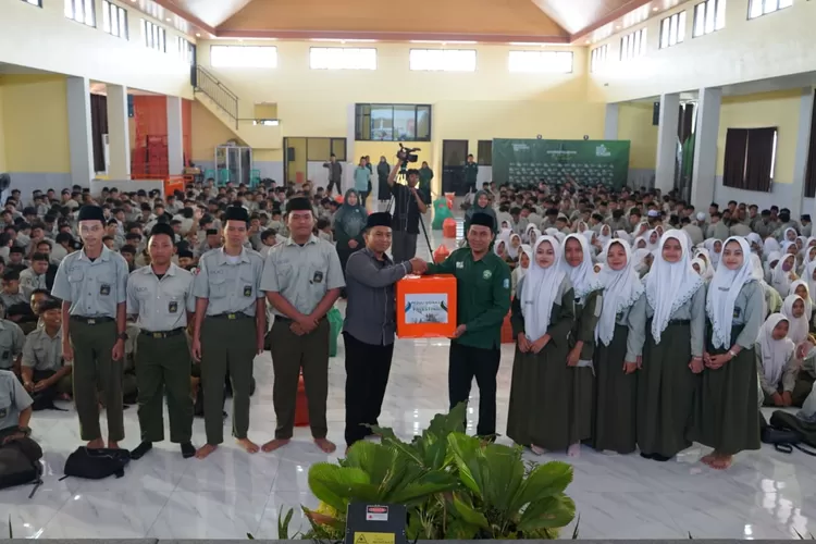 SMK YPM 8 Sidoarjo menggelar serangkaian kegiatan keagamaan memperingati Haul KH M Hasyim Latif.