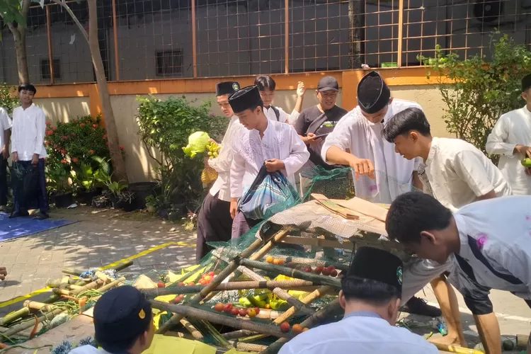 Tradisi Gunungaan di Peringatan Maulid Nabi SMK YPM Taman 8