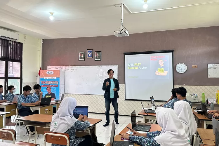 SMP Al Muslim Jawa Timur kembali menegaskan komitmennya dalam menyiapkan generasi pemimpin masa depan yang tangguh dan visioner melalui kegiatan Career Day 2025.