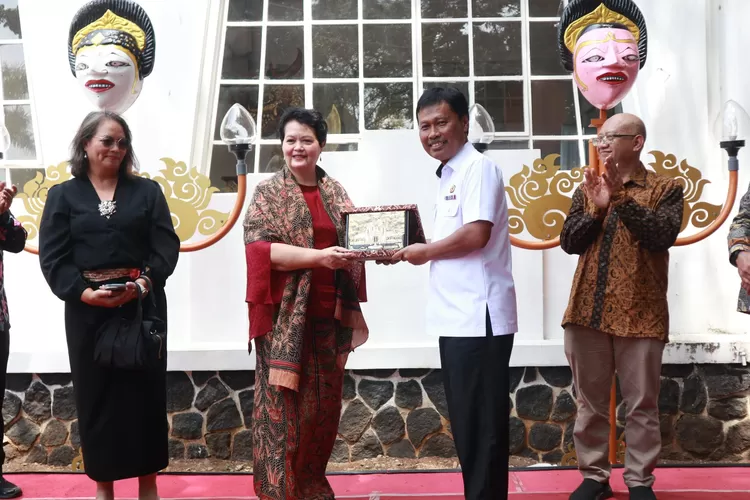 Keluarga Almarhum H.Imam Taufik Berikan Hibah Sebanyak 488 Koleksi Topeng  &nbsp;