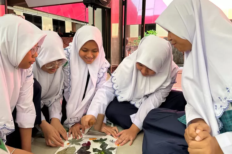 Siswa SMP Al Muslim mempelajari eco print. 