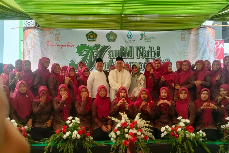 Suasana penuh suka cita dan kebahagiaan menyelimuti MTs Negeri 2 Sidoarjo dalam peringatan Maulid Nabi Muhammad SAW yang dilaksanakan pada Selasa, 16 September 2025