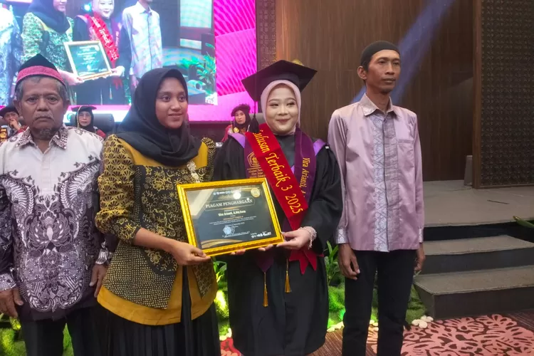 Akademi Farmasi Mitra Sehat Mandiri Sidoarjo kembali mencatatkan capaian gemilang dalam Sidang Senat Terbuka Wisuda dan Pengambilan Sumpah ke-XIV Tahun Akademik 2024/2025 yang digelar pada Rabu (17/9). 