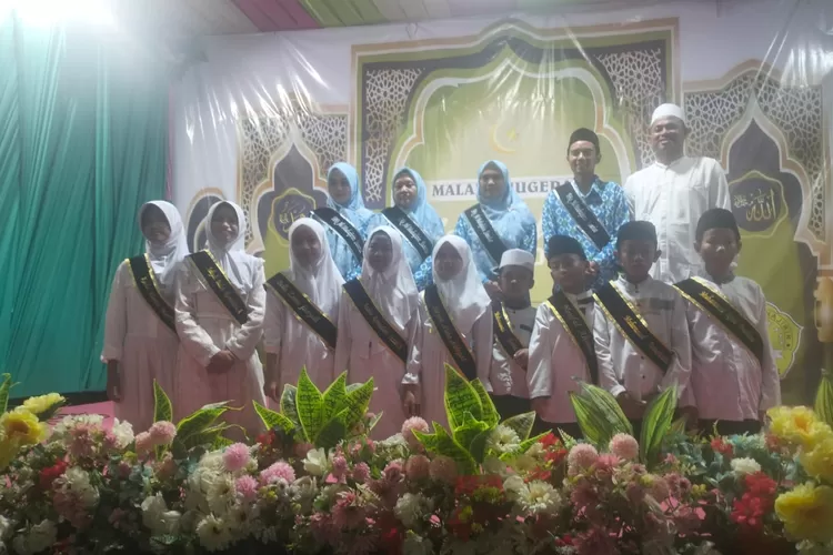 Suasana haru menyelimuti acara peringatan Maulid Nabi Muhammad SAW yang dirangkai dengan Haflatul Imtihan TPQ Al-Muhajirin, berlokasi di Cluster Sunrise Park, Desa Kebonsari, Kecamatan Candi. 