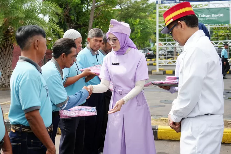 Salurkan Program CSR Berupa Seragam Baru Kepada 123 Porter Stasiun  &nbsp;
