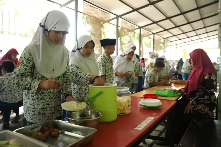 Yayasan Al Muslim Kelola Makan Siang Mandiri