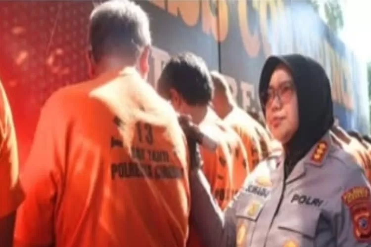 Oknum guru cabuli murid di Kabupaten Cirebon (Instagram/@humaspolresta_cirebon)  &nbsp;