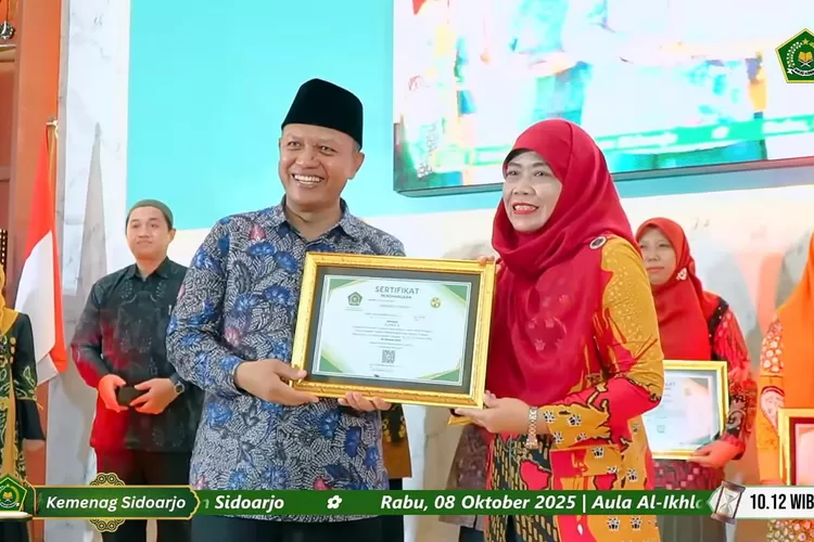 Anugerah GTK Madrasah Berprestasi Kementerian Agama Kabupaten Sidoarjo Tahun 2025 digelar di halaman belakang Kantor Kementerian Agama Kabupaten Sidoarjo, Rabu (8/10/2025). 