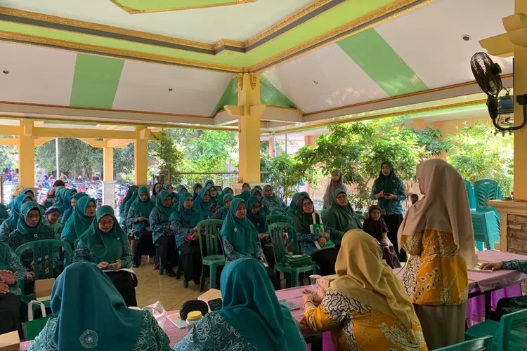 Universitas Maarif Hasyim Latif melaksanakan kegiatan Pengabdian kepada Masyarakat bertajuk Pemberdayaan Perempuan melalui Literasi Hukum dan Sustainable Green Entrepreneur untuk Mencapai Sustainable Development Goals (SDGs). 