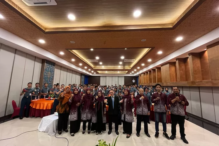 Guna membentuk karakter dan etika profesional siswa, SMK YAHARI Sidoarjo menggelar kegiatan Table Manner di Hotel Sahid Surabaya, Rabu, 15 Oktober 2025. 
