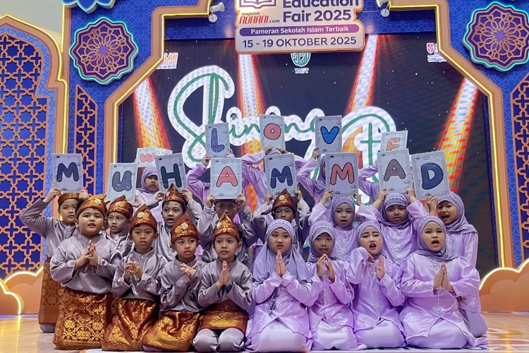 Siswa-siswi SD Al-Falah Darussalam 2 Tropodo tampil memukau dalam Islamic Education Fair 2025.