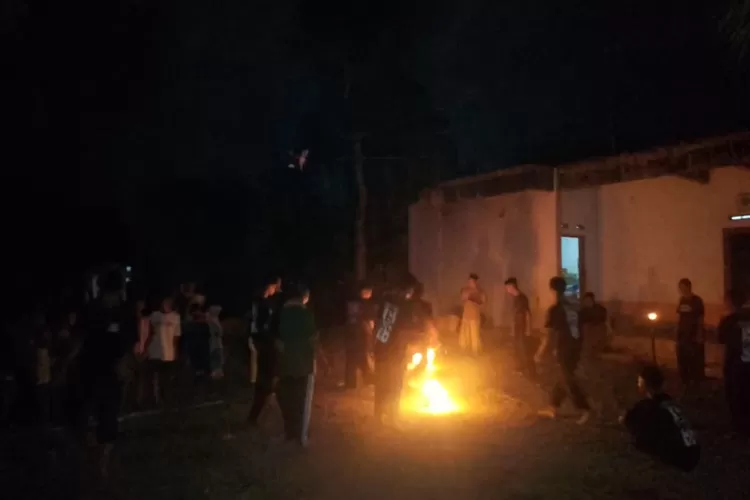 Permainan sepak bola api santri Kebon Pring, Gamel, Cirebon  &nbsp;