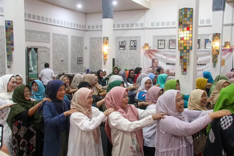 Wakil Wali Kota Cirebon, Siti Farida Rosmawati menjadi keynote speaker dalam acara ESQ Miracle Women Event, di Ruang Adipura Balai Kota, pada Rabu, 29 Oktober 2025.