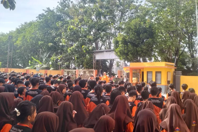 SMP Sepuluh Nopember Sidoarjo melakukan aksi bersih-bersih lingkungan. 