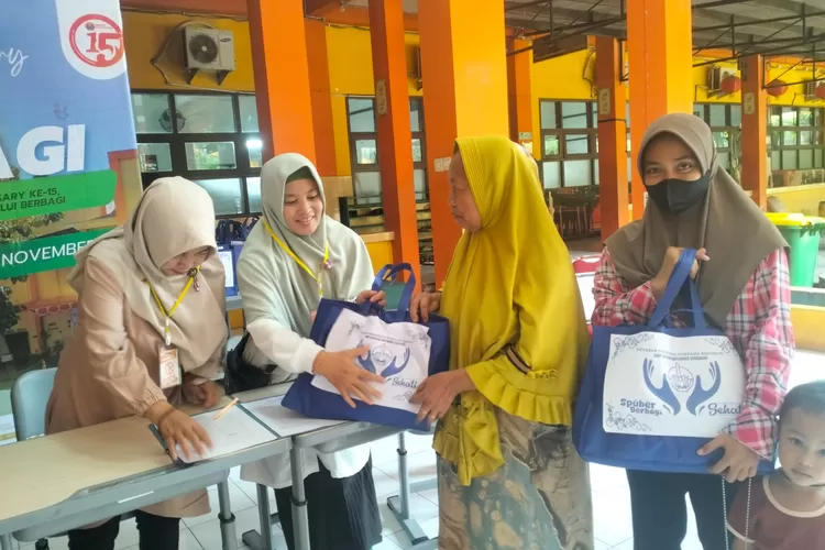 Memperingati Hari Ulang Tahun (HUT) ke-15, SMP Sepuluh Nopember Sidoarjo (Spuber) menggelar kegiatan sosial bertajuk Berbagi Keberkahan.