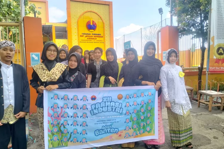 SMP dan SMK Sepuluh Nopember Sidoarjo menggelar kegiatan Karnaval Budaya Nusantara 