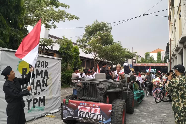 Memperingati Hari Pahlawan 10 November, SMK YPM 8 Sidoarjo menggelar pawai bertema Semangat Pahlawan, Warisan yang Bangga dan Berani. 