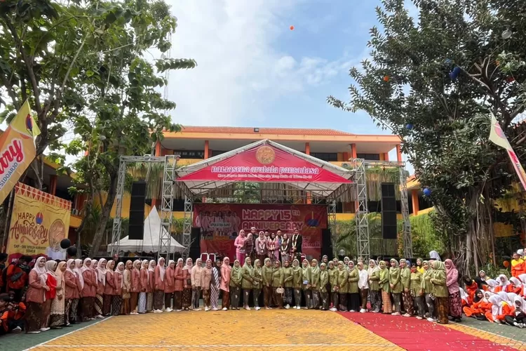 Yayasan Pendidikan Purnama yang menaungi SMP dan SMK Sepuluh Nopember Sidoarjo menggelar puncak acara Happy 15 Tahun Anniversary dengan meriah pada Senin 10 November 2025. 