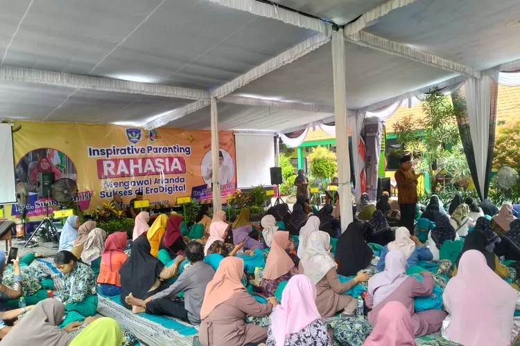 SMPN 3 Taman menggelar kegiatan Inspiratif Parenting bertema Rahasia Mengawal Ananda Sukses di Era Digital, Kamis (13/11).