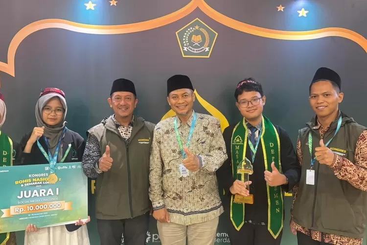 Prestasi membanggakan diraih SMA Al Muslim, Sidoarjo. Tiga siswanya sukses menyabet Juara 1 Lomba Social Media Challenge tingkat nasional yang digelar Kementerian Agama RI 