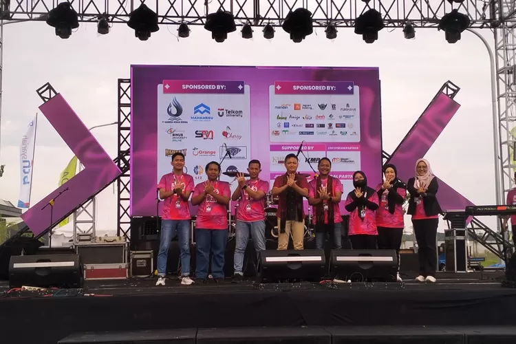 Ribuan siswa memadati gelaran Euphonia Diesnatalis ke-6 SMK Telkom Sidoarjo yang digelar di Kahuripan Nirwana Cluster Veranda, Sabtu (15/11/2025). 