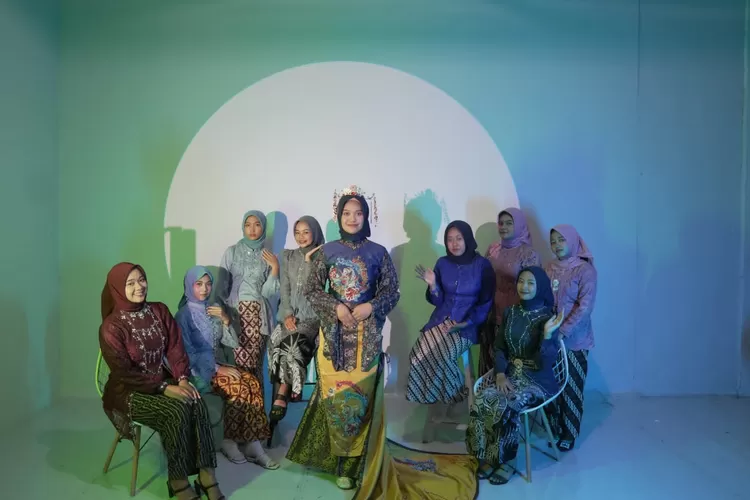 Pengembangan Kreativitas Siswi SMK YPM 2 Taman melalui Pembuatan Hantaran Lamaran